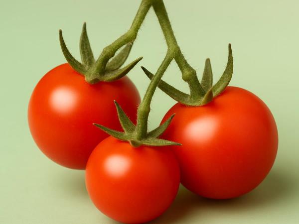 How to recognize dangerous tomatoes