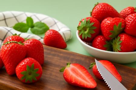 How can strawberries protect the brain, heart, and immune system?