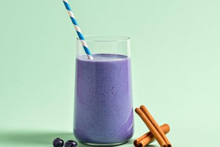 When energy drops: a drink made from blueberries, coconut milk, and cinnamon that nature offers instead of an energy drink