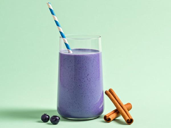 When energy drops: a drink made from blueberries, coconut milk, and cinnamon that nature offers instead of an energy drink