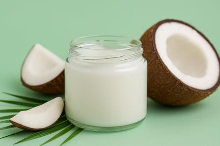 A Spoonful of Coconut Oil on an Empty Stomach: The Quiet Morning Habit So Many People Swear By