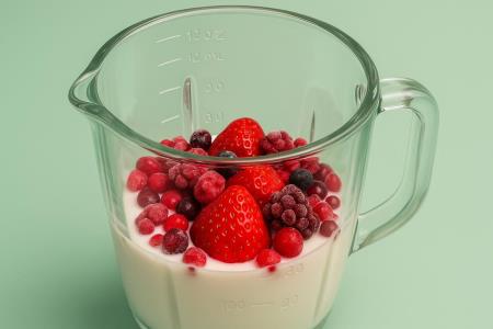 A 5-Ingredient Dinner That Fills You Up Without Weighing You Down: Chia, Berries and Banana